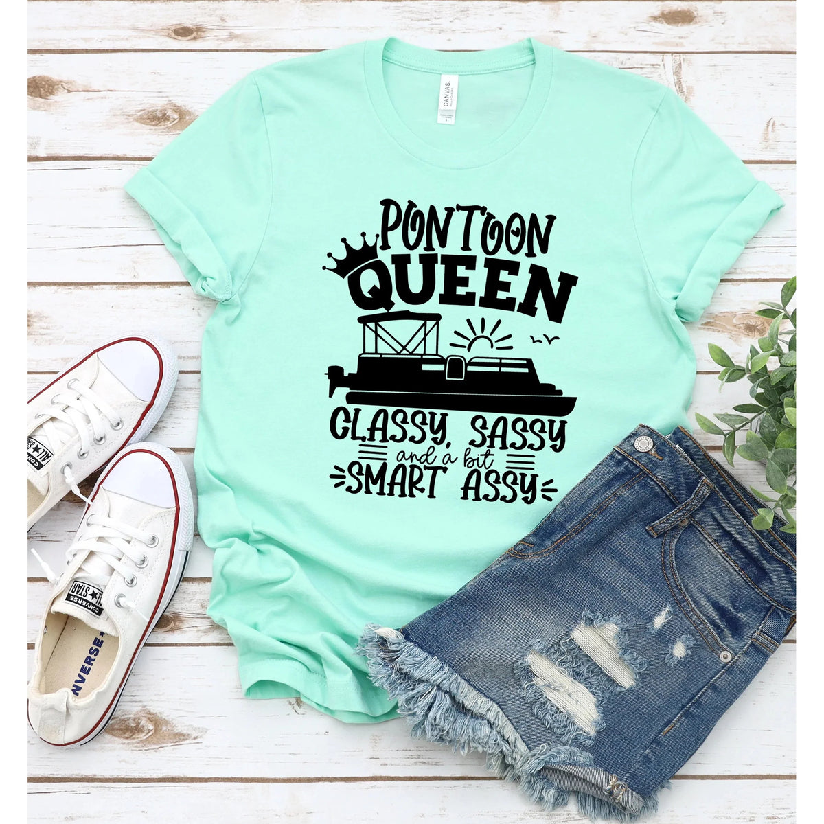 PONTOON QUEEN GRAPHIC TEE